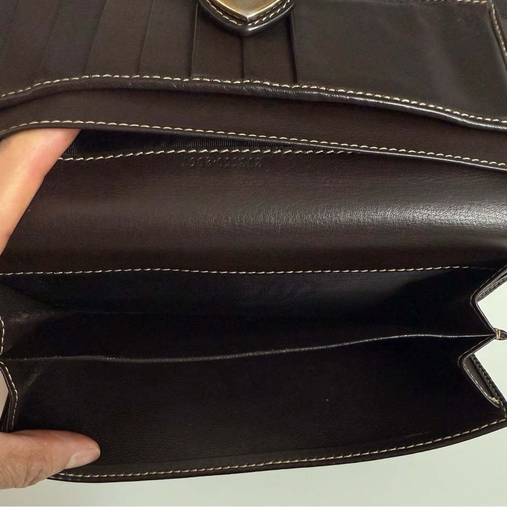 Gucci Tan and Brown Heart Clasp Wallet - Picture 7 of 17